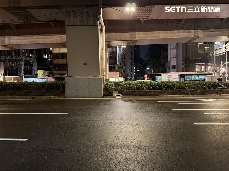 北市陳男從基隆高架橋下敦化南路匝道時撞倒12歲女學生。(圖/翻攝畫面)