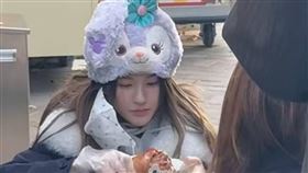 趙露思蹲地啃雞腿被拍到。（圖／翻攝自小紅書）