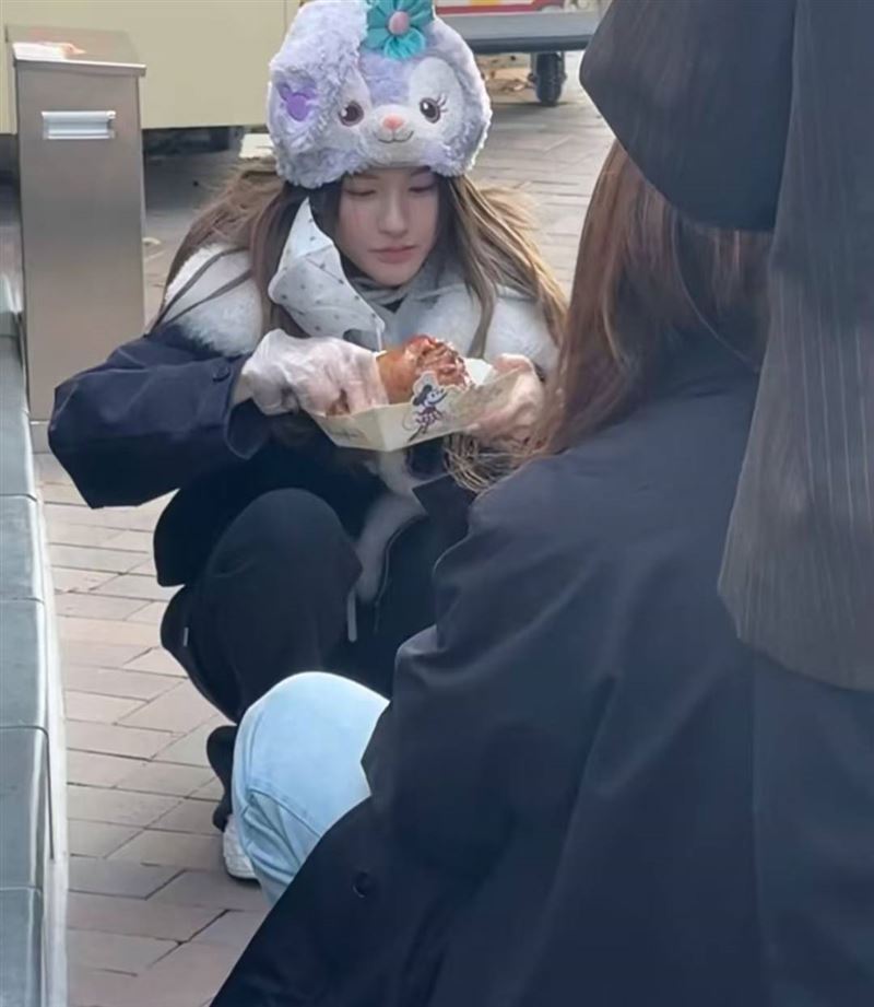 趙露思蹲地啃雞腿被拍到。(圖/翻攝自小紅書)