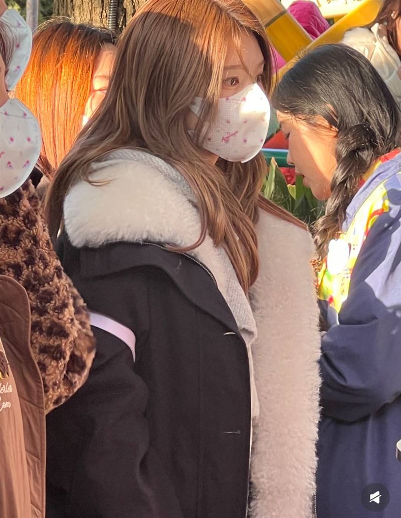 趙露思現蹤上海迪士尼。(圖/翻攝自小紅書)