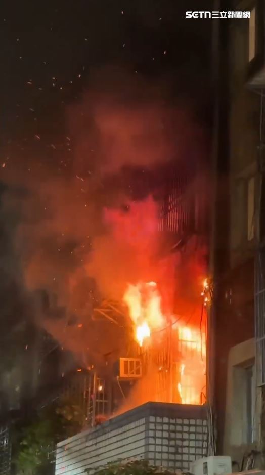 新北市新莊區建中街某棟公寓今(14)日清晨發生一起死亡火警。(圖/民眾謝承恩提供)