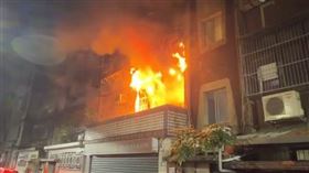 新北市新莊區建中街某棟公寓今（14）日清晨發生一起死亡火警。（圖／民眾謝承恩提供）