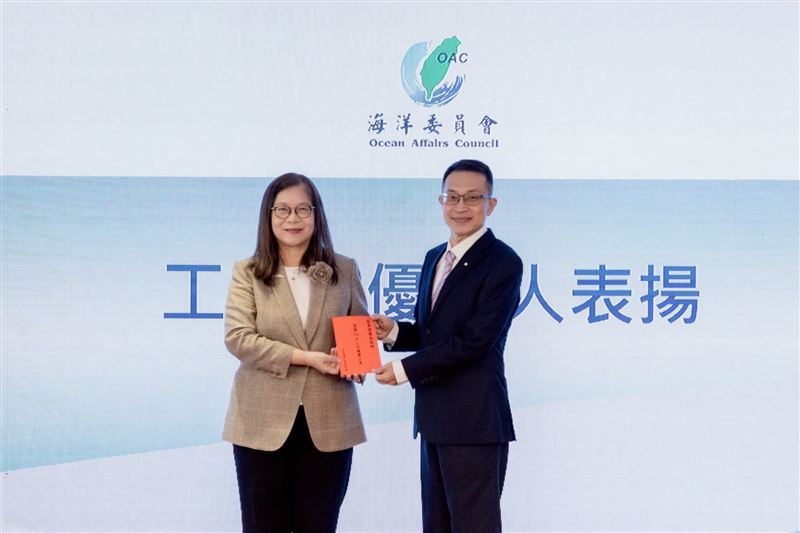 把平凡做到不平凡，海委會表揚模範及績優人員。（圖／海委會提供）