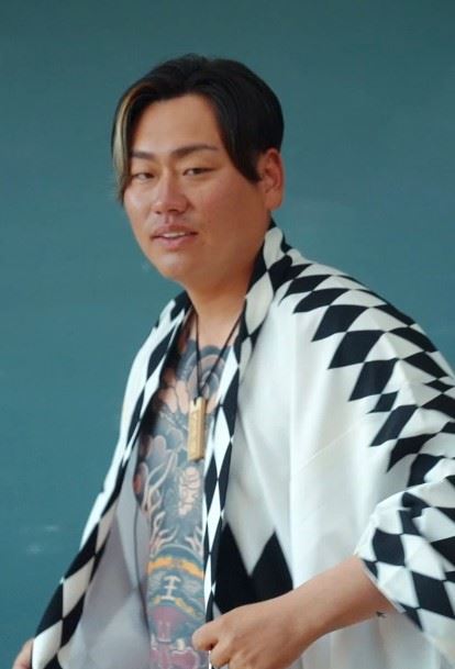 偉老大在就學期間同時接觸饒舌創作,之後逐漸踏入黑道圈子,過著「雙重身分」的生活。(圖/Netflix提供)