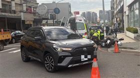 台中,南屯,上班,鬼切,轎車,擊落,菲籍男,撞電桿,頭破（圖／翻攝畫面）