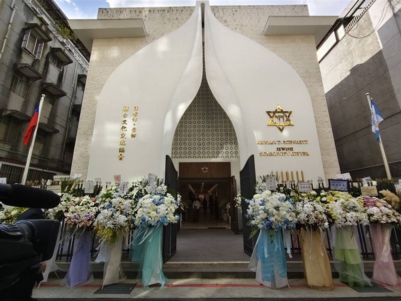 坣娜追思會門口擺放不少致意哀悼的花籃。(圖/記者鄭孟晃攝影)