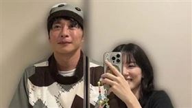 永野芽郁先前流出與田中圭牽手自拍照。（圖／翻攝自X）