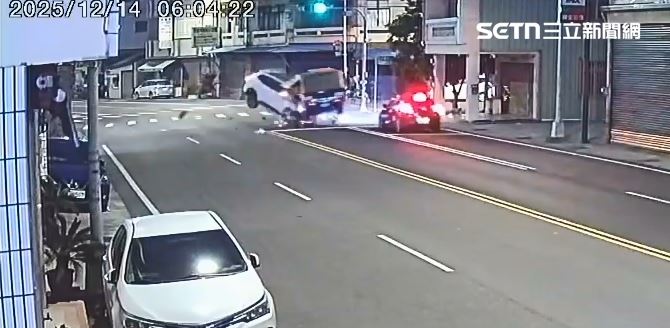 休旅車猛撞小貨車,猛烈撞擊導致2車騰空飛起。(圖/翻攝畫面)