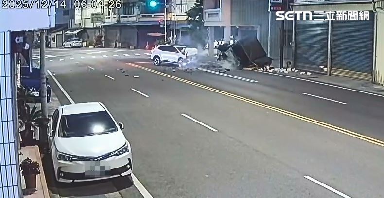 雲林斗南發生重大車禍,休旅車過彎失控對撞小貨車,害小貨車內2人慘死。(圖/翻攝畫面)