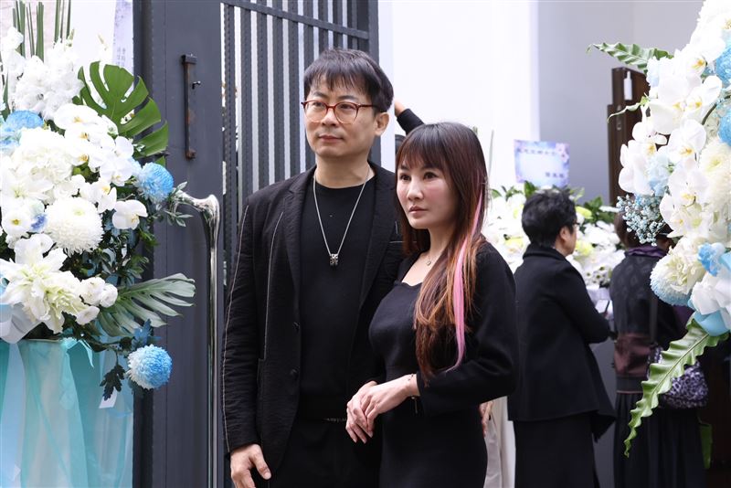 王宥忻與丈夫出席坣娜追思會,也分享私下交情。(圖/記者鄭孟晃攝影)