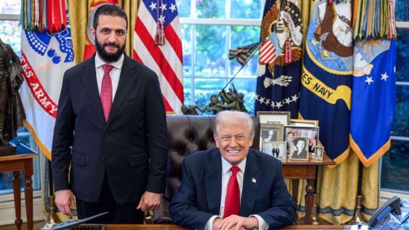 美國總統川普與敘利亞臨時總統夏拉11月於白宮會面,會後美方稱敘國加入抗伊斯蘭國的聯盟。(圖/翻攝自X平台 @factt110)