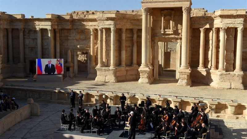 在俄羅斯軍事介入並力挺阿塞德政權的時期,俄國管弦樂團甚至在帕爾米拉的羅馬劇場遺址演奏。(圖/翻攝自X平台 @bayraktar_1love)