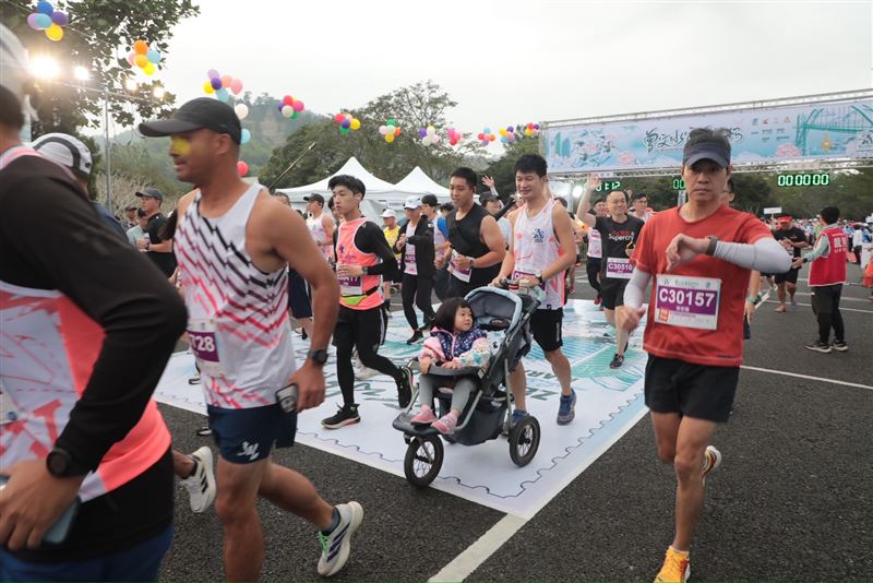 「2025第42屆曾文水庫馬拉松」14日上午7時在曾文水庫登場。(圖/翻攝畫面)