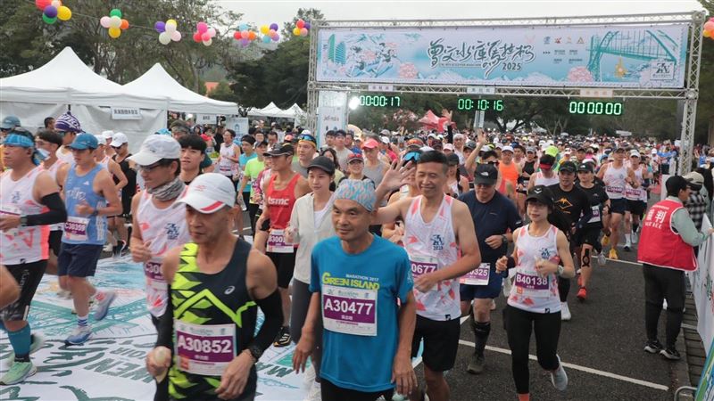 曾文水庫馬拉松起跑　黃偉哲鳴笛力挺跑者