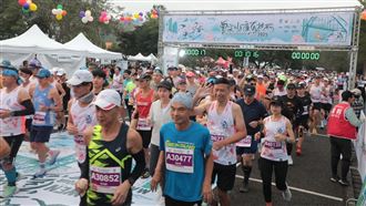 曾文水庫馬拉松起跑　黃偉哲鳴笛力挺跑者