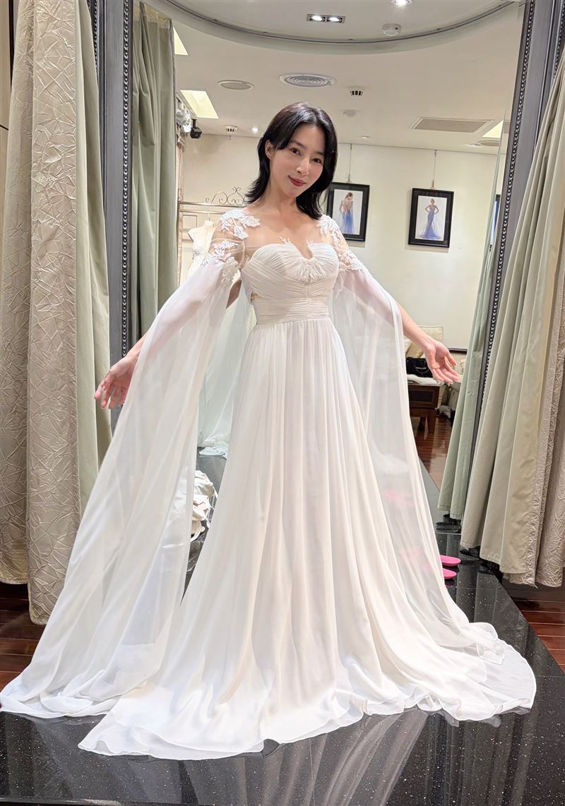 張家瑋挑到命定婚紗。(圖/民視提供)