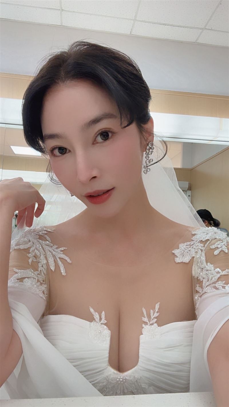 張家瑋披上純白婚紗化身「復仇女神」。(圖/民視提供)