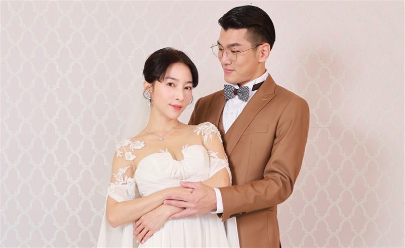 吳政澔(右)再度迎來戲中婚禮,和張家瑋(左)結婚。(圖/民視提供)