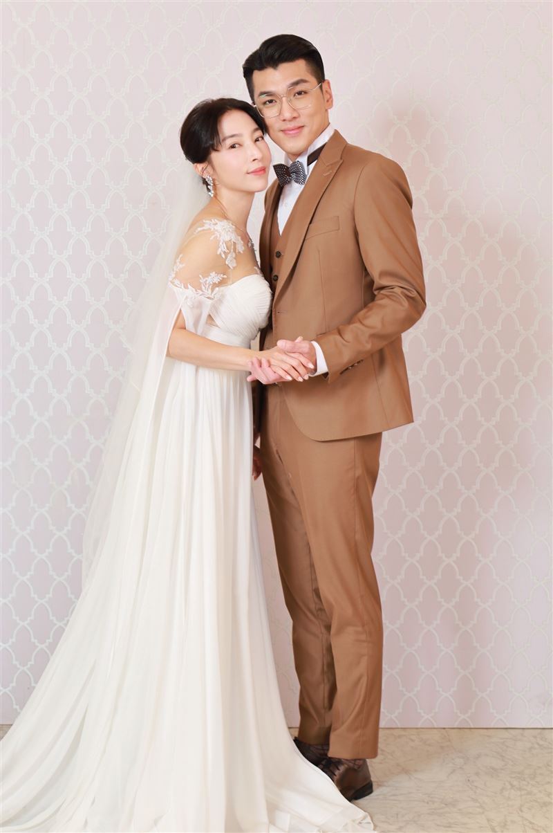「最美復仇CP」婚紗照曝光,吳政澔(右)、張家瑋(左)男帥女美卻暗藏殺機。(圖/民視提供)