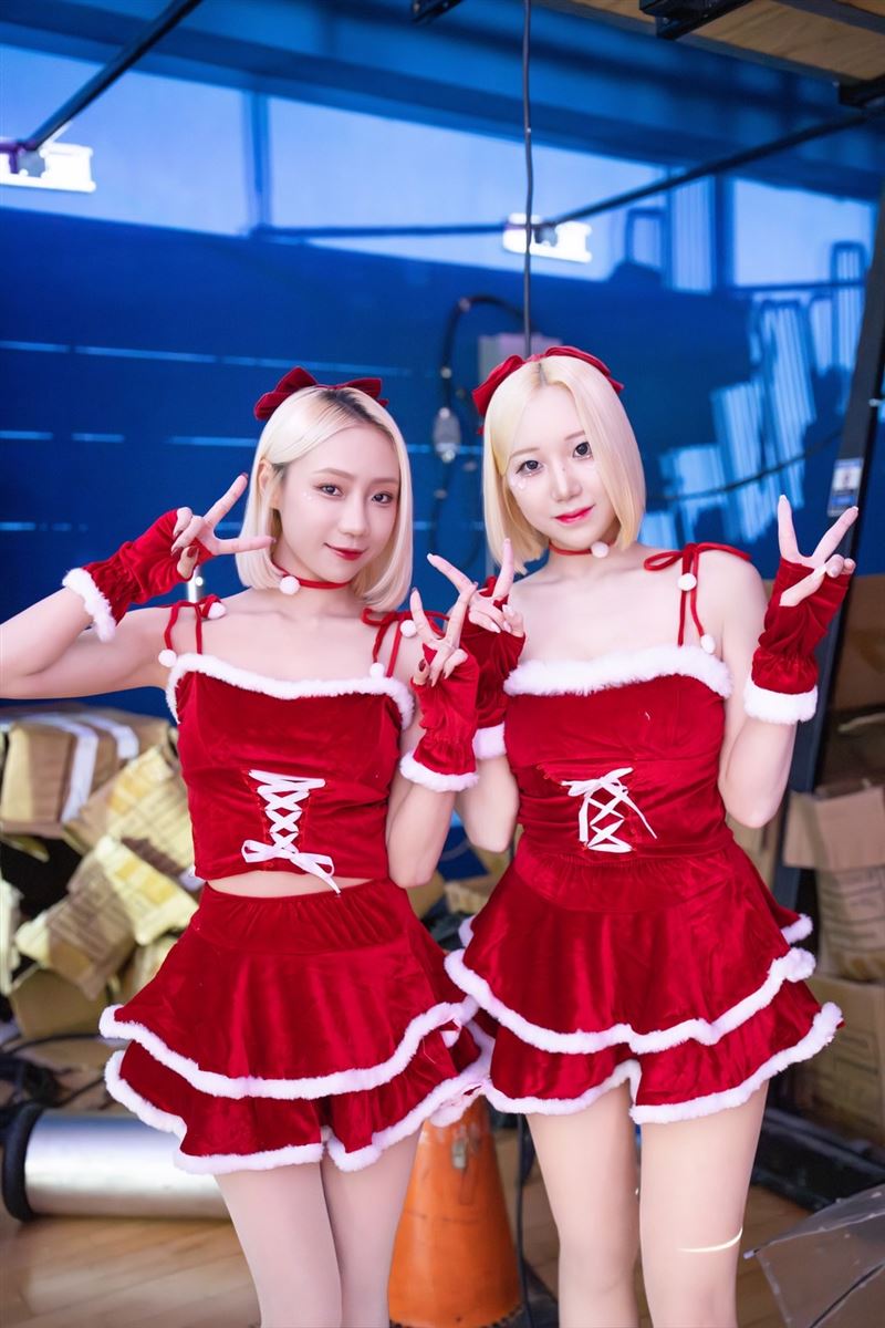 啦啦隊女神卉妮(左)合體朴星垠掀起粉絲暴動。(圖/影響力動能提供)