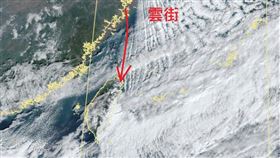 鄭明典透露，台灣周邊出現雲街。（圖／鄭明典臉書）