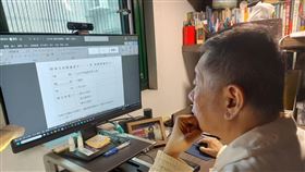 陳佩琪今（14）天再曝柯文哲在家最新動態，她說，先生出來這幾個月，本來還會專心寫書，最近不寫了，都專心看卷宗。（圖／翻攝自陳佩琪臉書）