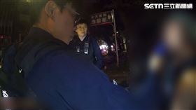 北市潘男騎乘共享機車穿梭人行道遭警方查獲酒駕。（圖／翻攝畫面）