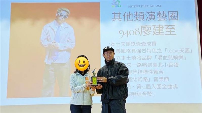 健志獲傑出校友 意外洩女星親爸超狂背景