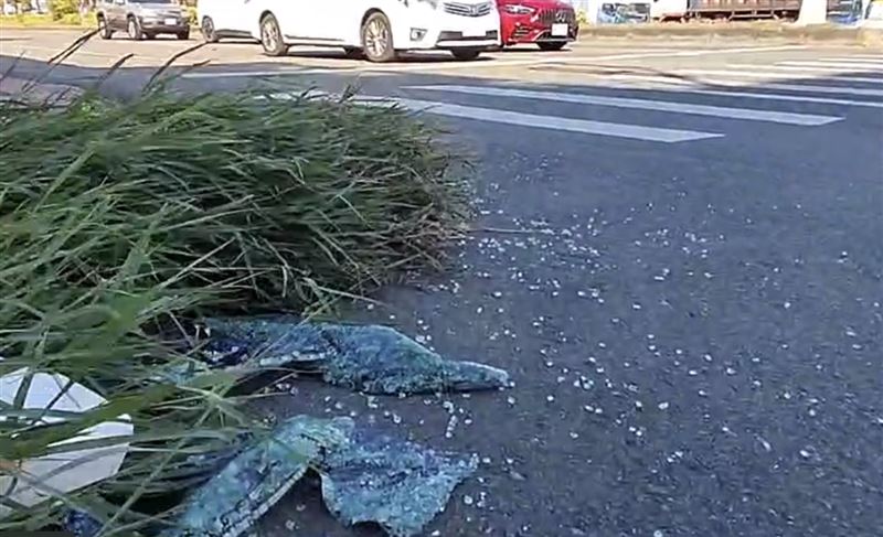 情侶感情糾紛爆發砸車、駕車衝撞事件,現場留下被砸車輛車上的碎片。(圖/翻攝自記者爆料網)