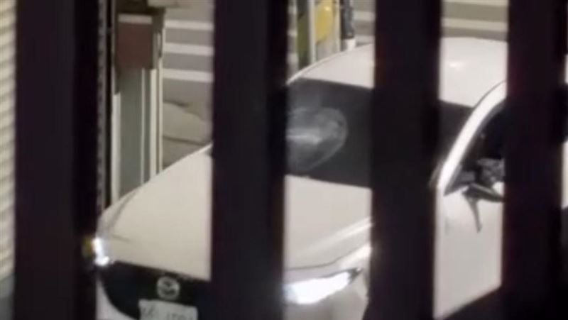 台中男「見女友被載走」怒砸車!反遭衝撞