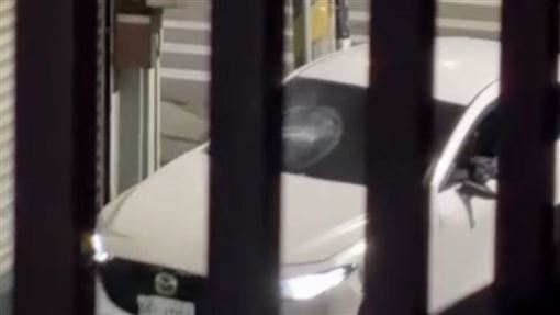台中男「見女友被載走」怒砸車！反遭衝撞