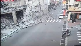 A強風鷹架倒2400