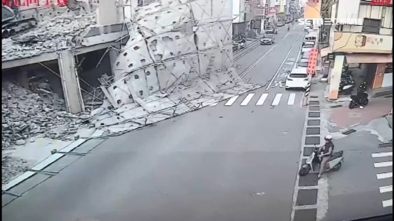 恐怖!建築工地鷹架突傾斜 路人拔腿狂奔