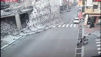 恐怖！建築工地鷹架突傾斜　路人拔腿狂奔