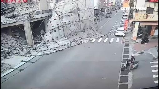 恐怖！建築工地鷹架突傾斜　路人拔腿狂奔