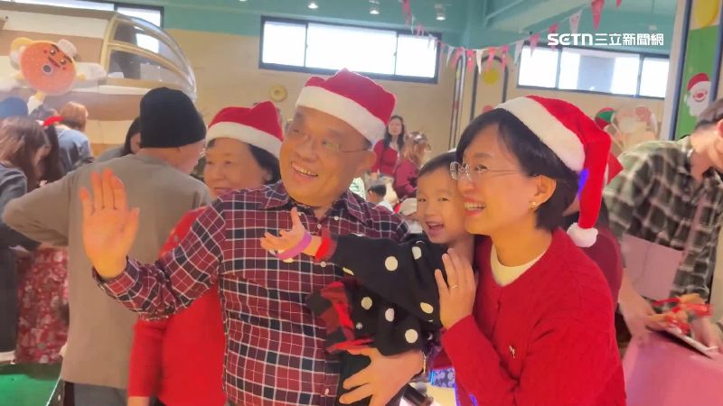 蘇巧慧父親蘇貞昌驚喜現身聖誕節活動