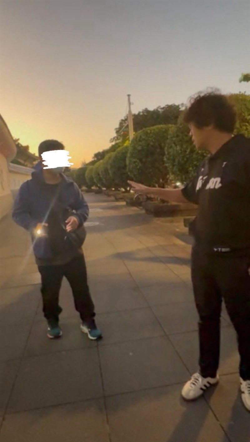 沈伯洋帶女兒在中正紀念堂散步遭遇林男攔路辱罵。(圖/翻攝自沈伯洋臉書)