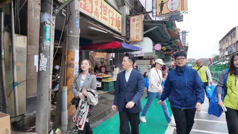 何志偉在當地議員及演員的陪同下，來到桃園大溪南門市場掃街