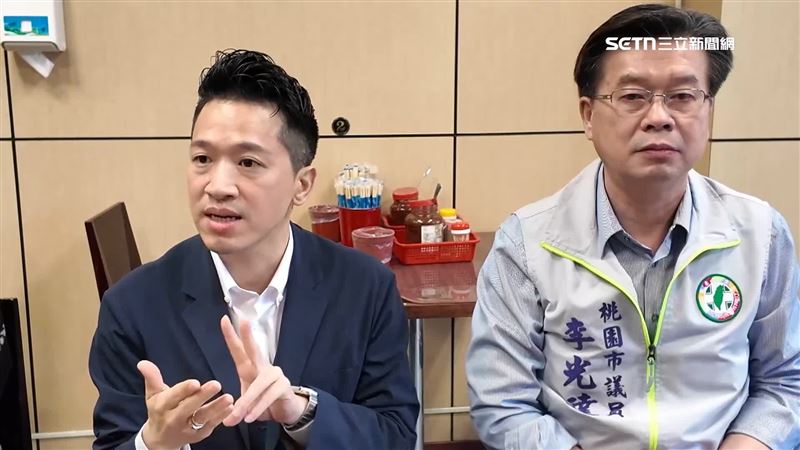 何志偉與在地議員李光達品嘗小吃之餘，也談論大溪市場恢復進度