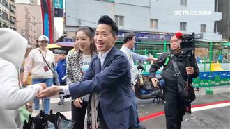 市場掃街　何志偉合體議員、演員受歡迎