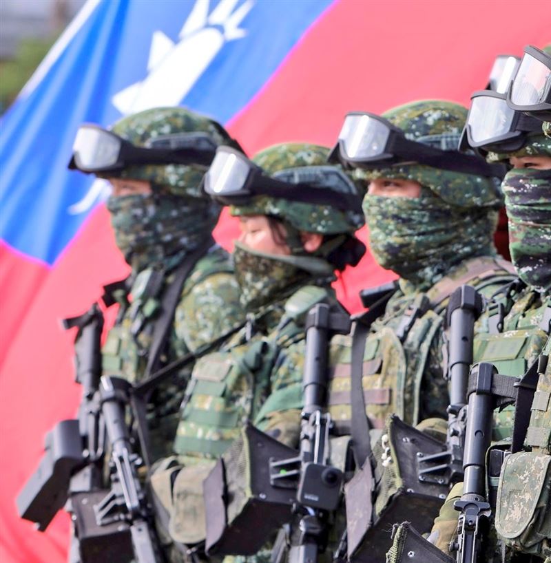 國軍士兵。《經濟學人》盤點2026年七大衝突熱點,台海名列第一,並預測中國較高可能採取封鎖手段,而非直接入侵。(圖/翻攝自X平台 @rkmtimes)