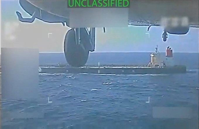 川普政府10日扣押委內瑞拉外海的油輪,使得兩國緊張再急遽升溫,外界猜測美方此舉在封鎖委國,使其無法出口石油獲得經濟支撐。(圖/翻攝自X平台 @NaeemAslam23)