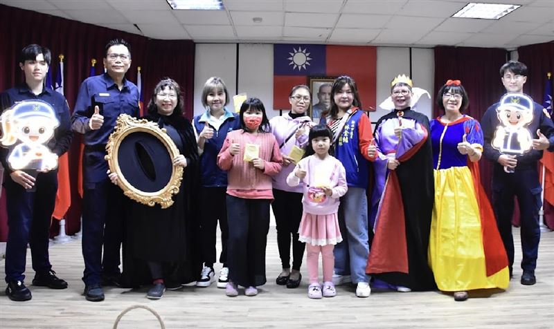 新北市政府警察局土城分局與少年警察隊特別於校園推動「校園識詐海報創作比賽」。(圖/翻攝畫面)