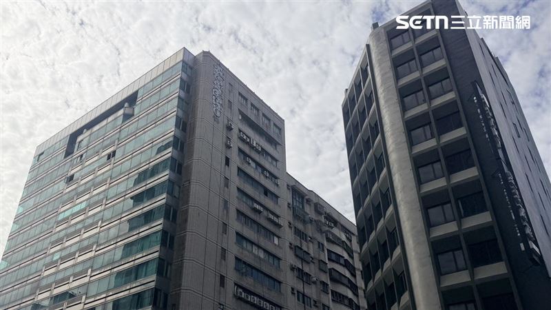 塗鴉地點位於高樓外牆,周邊無平台、也沒有站立點,引發網友熱議。(圖/翻攝畫面)