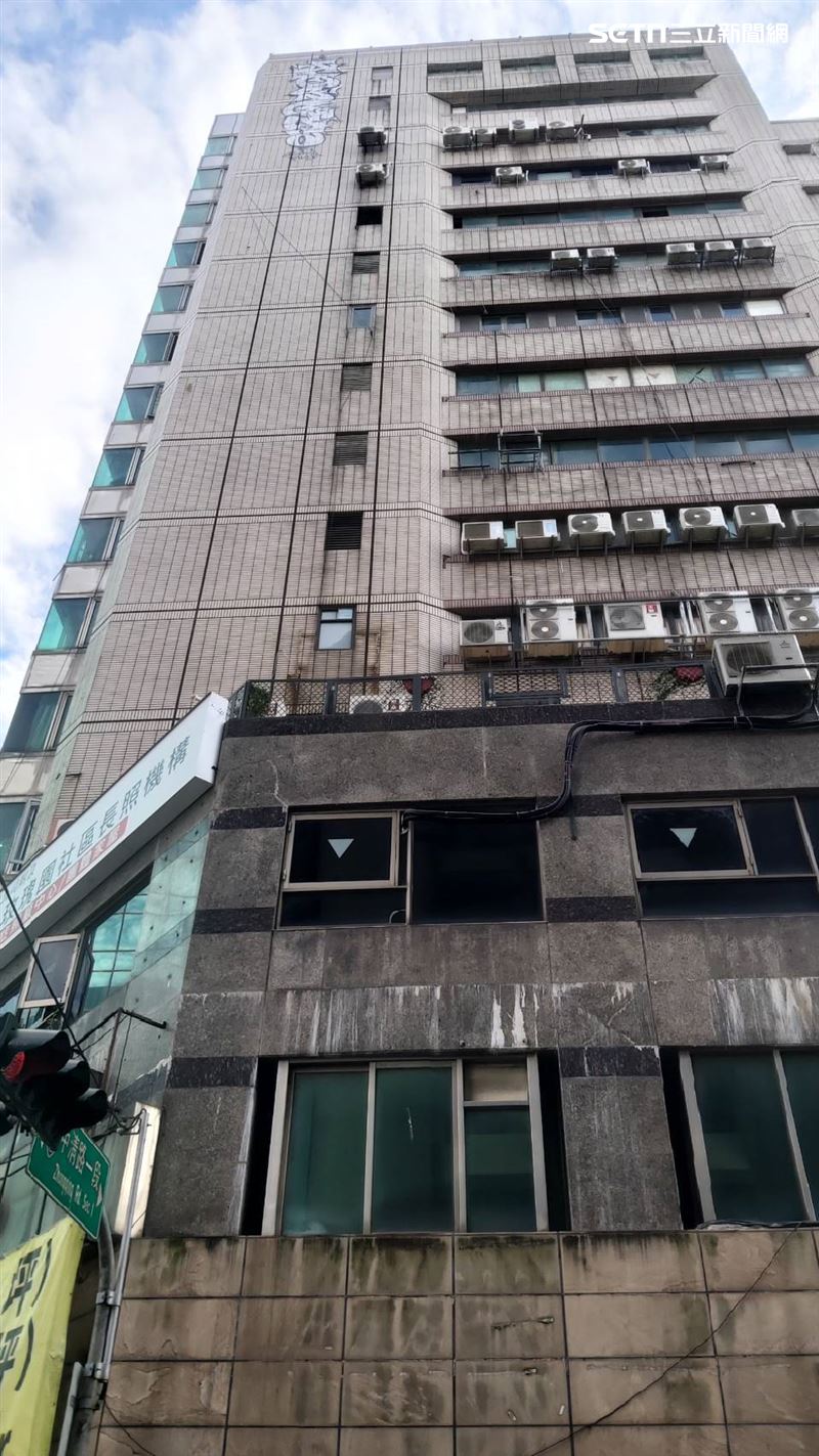 警方根據塗鴉署名「雪糕刺客」,鎖定一名23歲謝姓男子,已通知對方到案說明。(圖/翻攝畫面)