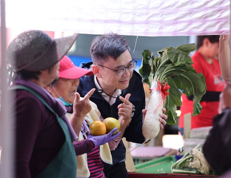 賴瑞隆走訪肉豆公市場，王瑞德第20次南下陪同力挺。展現誠懇勤走基層、一步一腳印前行。（圖／賴瑞隆辦公室提供）