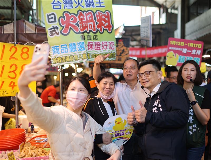 賴瑞隆走訪肉豆公市場，王瑞德第20次南下陪同力挺。展現誠懇勤走基層、一步一腳印前行。（圖／賴瑞隆辦公室提供）