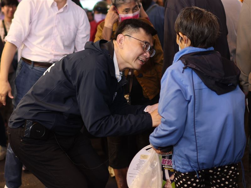 賴瑞隆走訪肉豆公市場，王瑞德第20次南下陪同力挺。展現誠懇勤走基層、一步一腳印前行。（圖／賴瑞隆辦公室提供）