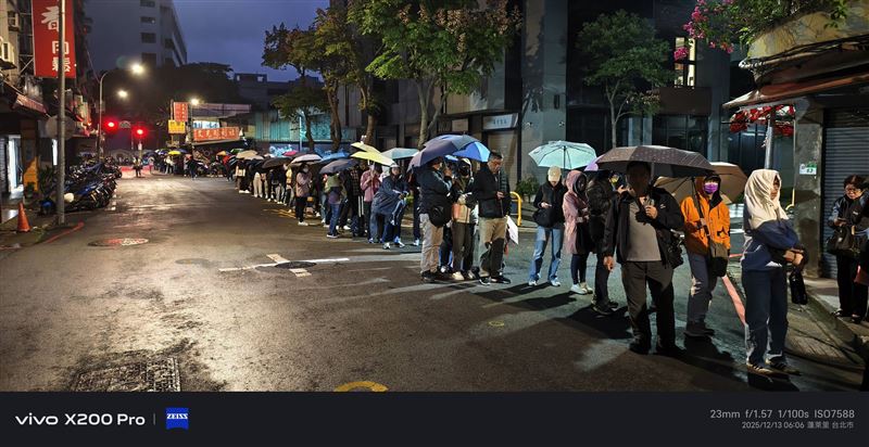 明年一月就要考學測了,台北文昌宮連續三天發放新年點燈及學測祈福法會號碼牌,沒想到吸引上千名家長不惜露宿街頭、頂著寒風排隊長達40多個小時搶號。(圖/Threads @huntxtnuh網友授權提供)
