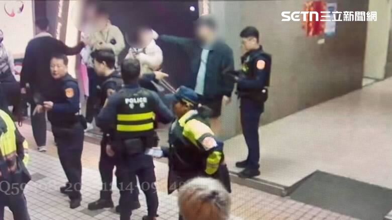 新北朱男等5人步出好樂迪KTV時,與另1包廂7人爆發衝突。(圖/翻攝畫面)